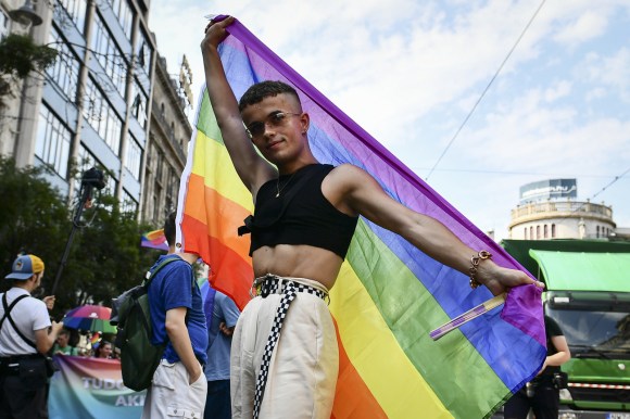 uomo gay con bandiera arcobaleno