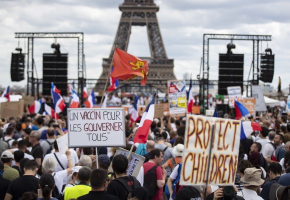 Proteste a Parigi contro il Green pass