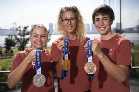 tre ragazze mostrano le loro medaglie
