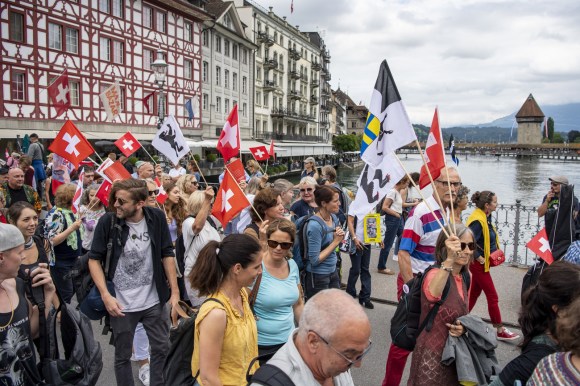 Dimostranti marciano per le vie di Lucerna.