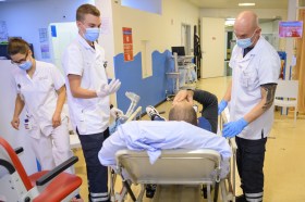 Personale medico con un paziente nell ospedale universitario di Ginevra