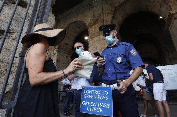 Una guardai giurata controlla il green pass all entrata del Colosseo a Roma.