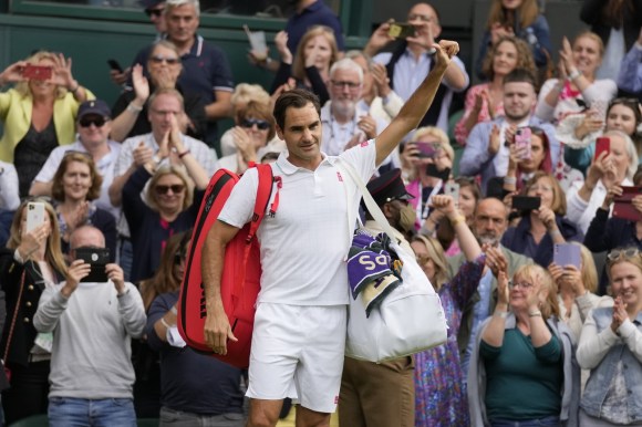 Roger Federer saluta Wimbledon dopo la sconfitta ai quarti di finale.