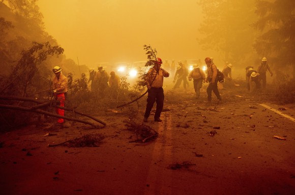 Pompieri all opera nella contea di Plumas, una delle più colpite.