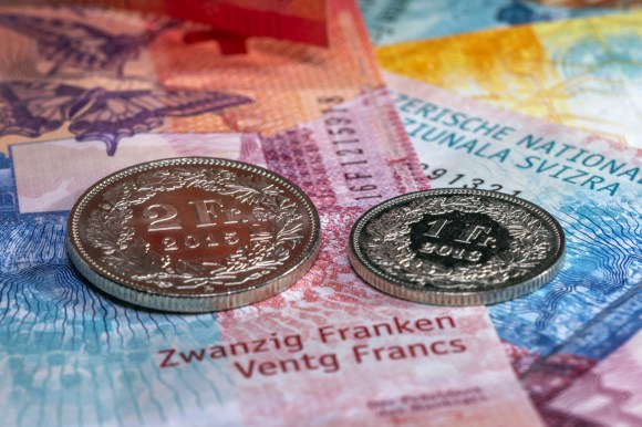 Banconote e monete svizzere.