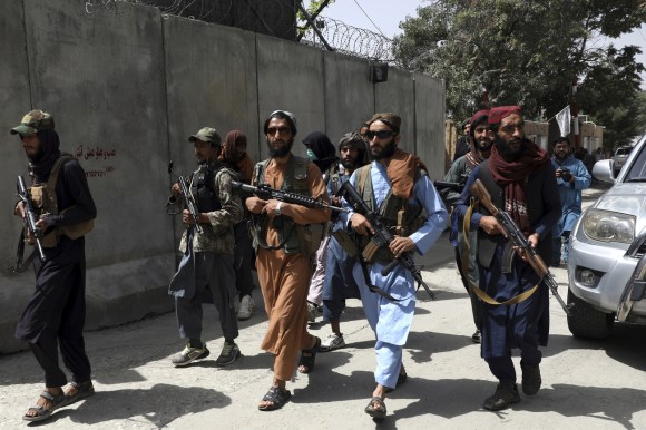 Talebani armati a Kabul.