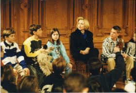 Hillary Clinton attorniata da bambine e bambini