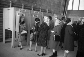 A livello cantonale e comunale le donne aveva già il diritto di voto: donne in seggi elettorali nel 1970.