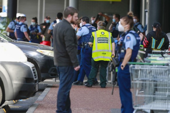 Polizia e ambulanze fuori dal supermercato di Auckland.