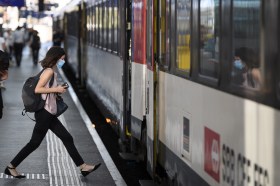Una donna sale su un treno.
