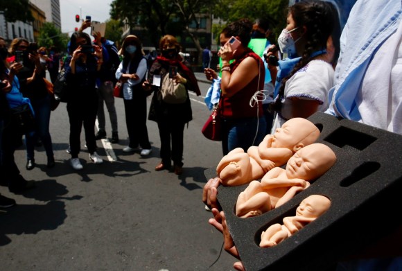 Manifestazione anti aborto davanti alla corte suprema messicana.