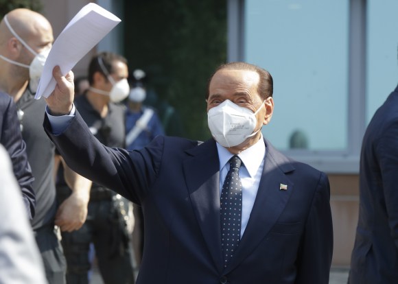 Berlusconi con la mascherina.