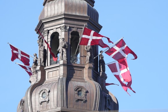 Bandiere danesi sul campanile del parlamento
