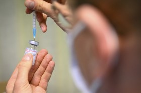 Una siringa mentre viene riempito con del vaccino.