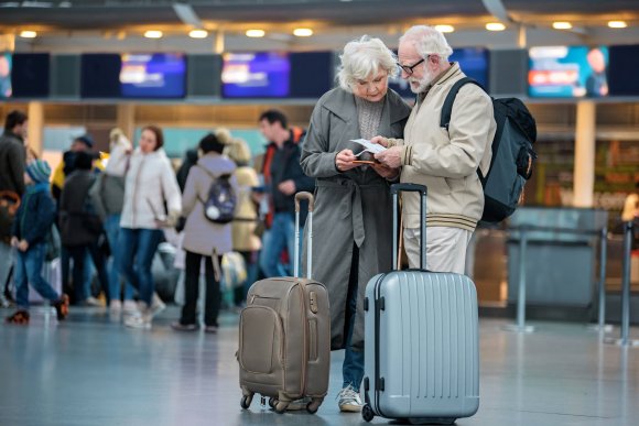Due anziani in aeroporto