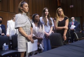 Le quattro ginnaste dopo la loro testimonianza davanti alla commissione della giustizia del Senato USA: