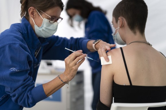 Una studentessa viene vaccinata.