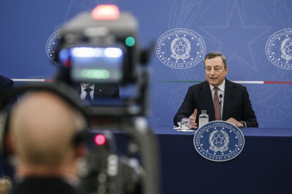 Mario Draghi nella sala stampa di Palazzo Chigi.