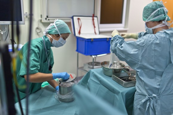 chirurghi in sala operatorioa