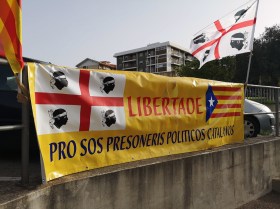 Un cartello dei separatisti sardi che inneggiano alla libertà per Puigdemont