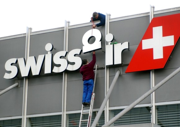 Operai tolgono l insegna Swissair
