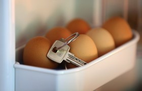 Una chiave tra le uova nel frigorifero.