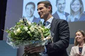 Thierry Burkart con un bouquet di fiori dopo l elezione.