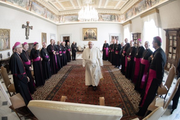 Papa Francesco con i vescovi francesi.