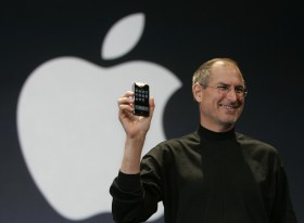 Steve Jobs mentre presenta l iphone nel 2007.