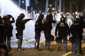 Poliziotti in tenuta d assalto a Berna durante le manifestazioni contro le misure Covid.