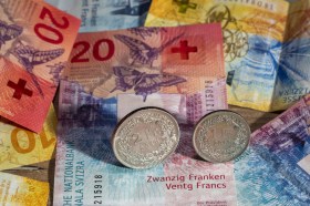 Banconote e monete di franchi svizzeri