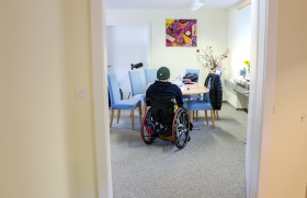 donna in sedia a rotelle in una stanza