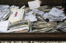 locchi di giornali da riciclare accumulati