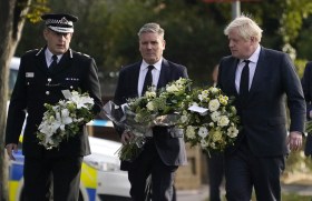 Boris Johnson e il leader dei laburisti Keir Starmer portano fuori sul luogo del delitto.