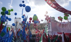 Bandiere e palloncini in Piazza San Giovanni a Roma.