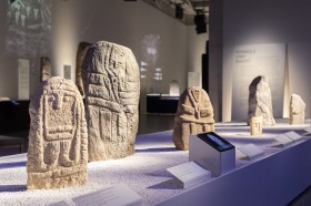 Alcune stele esposte al Museo nazionale a Zurigo.