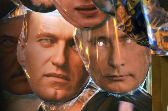Maschere raffiguranti l oppositore russo Alexei Navalny e il presidente Vladimir Putin.