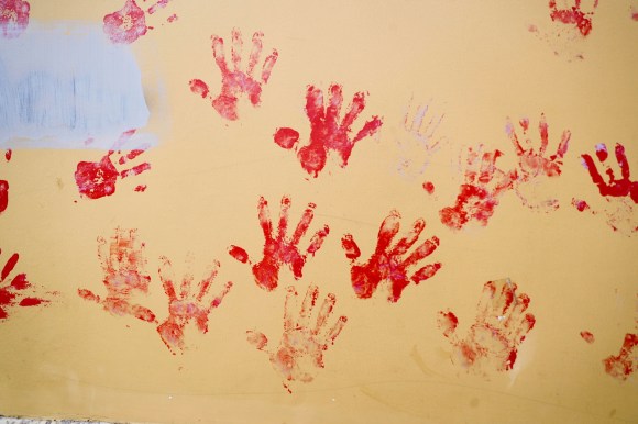 Orme di mani lasciate da donne, simbolo contro la violenza.