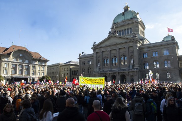 manifestanti a Berna