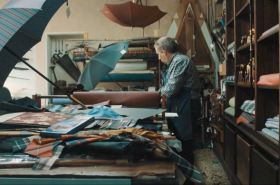 Carlo Suino, artigiano esperto di ombrelli.