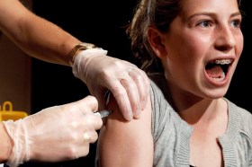 Una ragazza adolescente viene vaccinata contro il papilloma virus.
