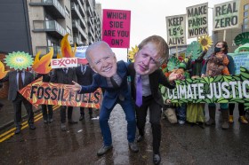Manifestanti pro clima a Glasgow dove si tiene la Cop26.