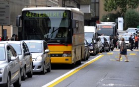 Auto e bus in coda nel centro di Lugano.