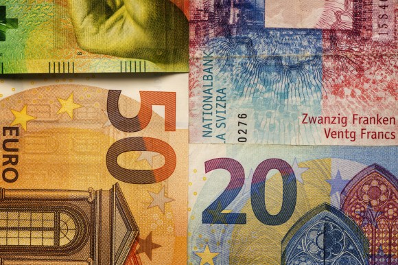primissimo piano di due banconote da 20 e 50 franci e due banconote da 20 e 50 euro