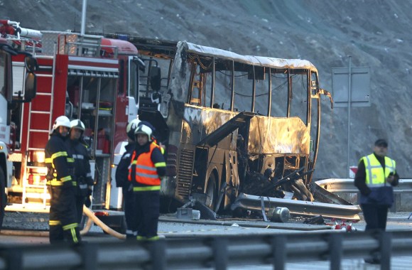 La carcassa completamente bruciata del bus recuperata dai pompieri.