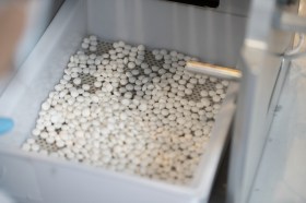 pillole bianche in grande contenitore di plastica