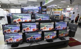 televisioni esposte in un negozio