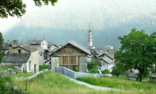villaggio con edifici in pietra