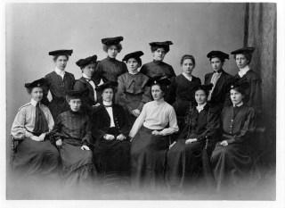 gruppo di donne in posa su una foto in bianco e nero