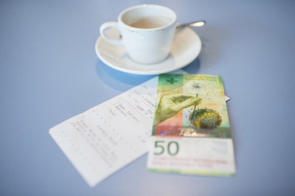 tazza di caffè vuota con banconota da 50 franchi